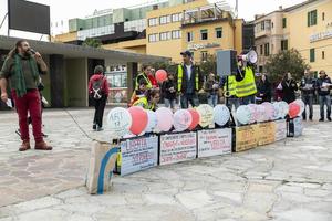 sanremo, itália, 20-11-2021 cidadãos italianos unidos em manifestação nas ruas contra a lei do passe verde, reportagem jornalística foto