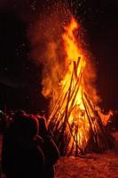 grande fogo brilhante em uma festa na aldeia ucraniana. ucrânia 2017 anos foto
