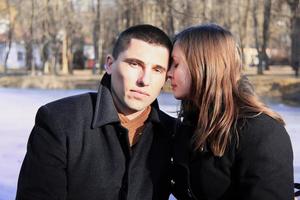 casal feliz no parque da cidade no dia dos namorados foto