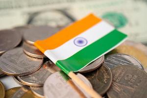 pilha de moedas com a bandeira da Índia em fundo branco. foto