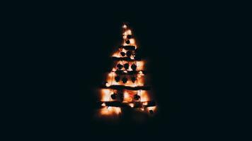 luzes da árvore de natal em fundo preto foto