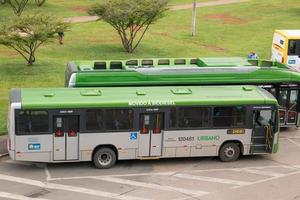 brasília, df brasil, 25 de novembro de 2021 os ônibus movidos a biodiesel recém-instalados que agora estão em serviço em brasília foto