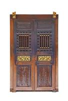 porta de madeira chinesa em fundo branco foto