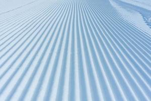 fundo de esqui - neve fresca na pista de esqui foto