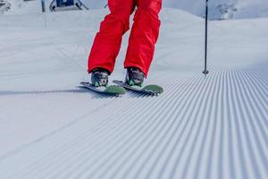 close-up de um esquiador nas linhas de neve foto