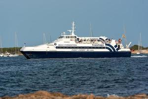 formentera, espanha 2021 - navio transmapi com destino a ibiza foto