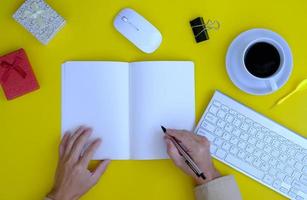 vista superior de um empresário trabalhando em uma mesa em um escritório e o novo ambiente normal de trabalho foto