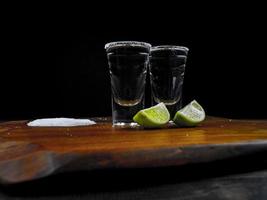 duas doses de tequila prata foto