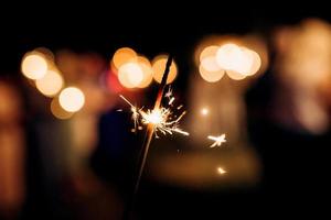 fogos de artifício no casamento dos noivos foto