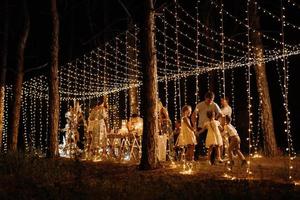 cidade, país, mmm dd, aaaa - banquete de casamento em uma floresta foto