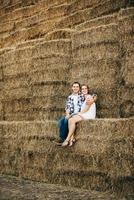 um cara com uma garota em uma caminhada de verão no campo foto