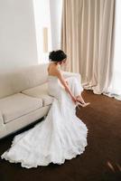 noiva em um vestido branco com um buquê foto