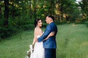 um casal apaixonado, um garoto e uma garota em uma caminhada no cinturão da floresta foto