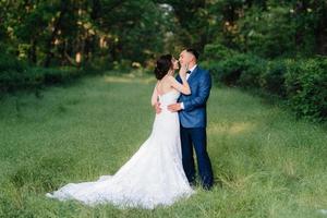 um casal apaixonado, um garoto e uma garota em uma caminhada no cinturão da floresta foto