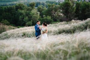 um casal apaixonado, um garoto e uma garota em uma caminhada no cinturão da floresta foto