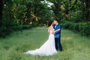 um casal apaixonado, um garoto e uma garota em uma caminhada no cinturão da floresta foto