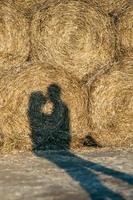 um cara com uma garota em uma caminhada de verão no campo foto