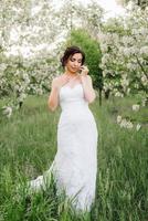 noiva em um vestido branco com um grande buquê de primavera