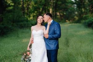 um casal apaixonado, um garoto e uma garota em uma caminhada no cinturão da floresta foto