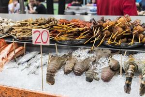 frutos do mar lagosta frango peixe comida de rua com etiqueta de preço, Malásia. foto