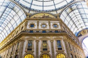 galleria vittorio emanuele ii em milão foto