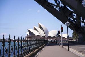 sydney, austrália, 2015 - vista na sidney opera house em sydney, austrália. foi projetado pelo arquiteto dinamarquês jorn utzon e foi inaugurado em 20 de outubro de 1973.