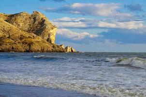 paisagem marinha com belas ondas esmeraldas. Sudak, Crimeia. foto