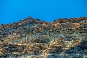 vista das rochas contra o céu azul. foto