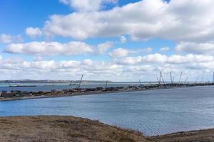 paisagem marinha com vista para o kerch da ponte. foto