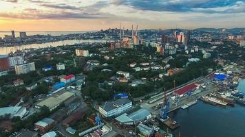 vladivostok, rússia. vista aérea da paisagem urbana ao pôr do sol. foto