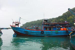 indonésia 2021. barco de pesca apoiado no cais foto