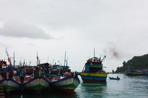 Indonésia 2021. a multidão do porto pela manhã. foto