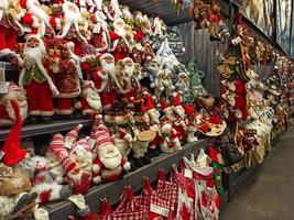 lviv, ucrânia 2021 - brinquedos de natal nas prateleiras, decorações de natal foto