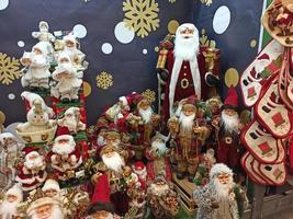 lviv, ucrânia 2021 - brinquedos de natal nas prateleiras, decorações de natal foto
