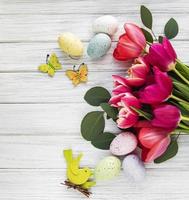 ovos de páscoa decorativos e tulipas
