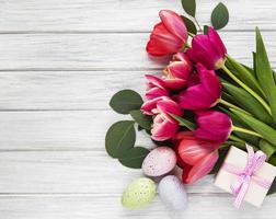 ovos de páscoa decorativos e tulipas
