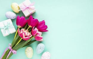 ovos de páscoa decorativos e tulipas foto