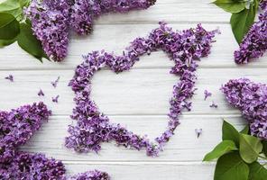 moldura de ramos e flores de lilás em forma de coração foto