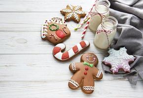 biscoitos de natal com leite e pão de gengibre foto