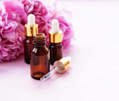 óleos essenciais de aromaterapia e peônias rosa foto