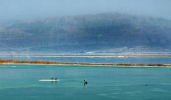 o mar morto é um lago salgado que faz fronteira com a Jordânia, ao norte, e com Israel, a oeste. foto