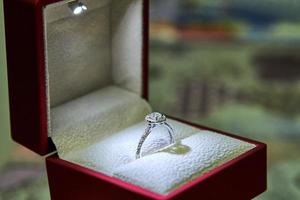 produção de joias. anel de diamante em ouro branco em caixa para presente iluminada por gelo. casamento, noivado, proposta de casamento foto