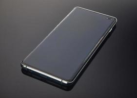 smartphone em um fundo gradiente escuro com reflexão. lugar para texto foto