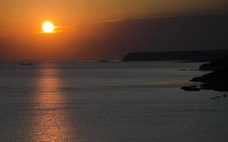 pôr do sol laranja em silêncio foto