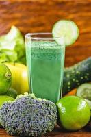 smoothie verde com ingredientes na mesa de madeira, conceito de comida saudável. conceito de dieta ou regime.