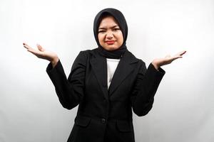 Mulher de negócios jovem muçulmana asiática bonita com "Eu não sei" a expressão do sinal, isolada no fundo branco foto