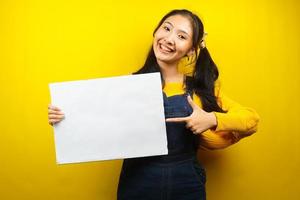 jovem bonita e fofa alegre segurando uma faixa vazia em branco, cartaz, quadro branco, placa de sinalização em branco, quadro de propaganda branco, apresentando algo no espaço da cópia, promoção foto