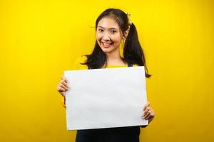 jovem bonita e fofa alegre segurando uma faixa vazia em branco, cartaz, quadro branco, placa de sinalização em branco, quadro de propaganda branco, apresentando algo no espaço da cópia, promoção foto