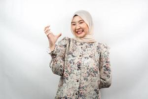 bela jovem asiática muçulmana chateada, irritada, insatisfeita, descontente, odiosa, olhando para a câmera isolada no fundo branco foto