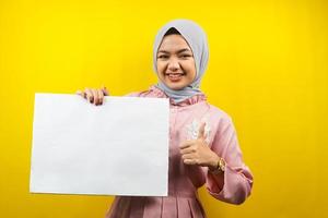 muito jovem mulher muçulmana alegre segurando uma faixa vazia em branco, cartaz, quadro branco, placa de sinalização em branco, quadro de propaganda branco, apresentando algo no espaço da cópia, promoção foto